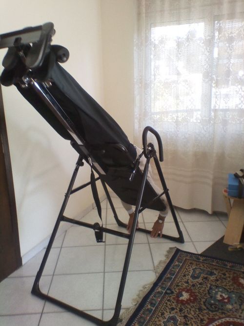 Table d'inversion noire repliable, inclinée dans un salon